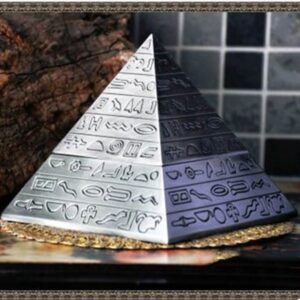 High Quality Creative Novelty Pyramid Design Ashtray Gift for Him