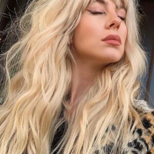 Natural Looking Women's Long Length Blonde Color Wavy Synthetic Hair Capless 24 Inches 120% Wigs